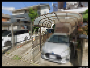 黒い軽の奥の家です。